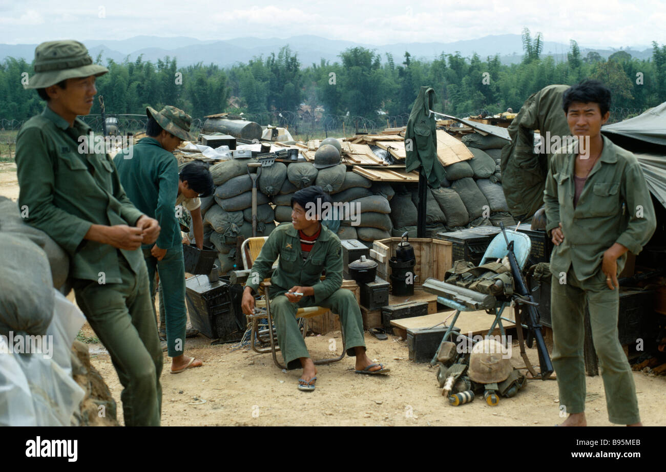 Guerra del Vietnam Highlands Centrali assedio di Kontum Montagnard soldati riuniti in base entro un filo spinato perimetro Foto Stock