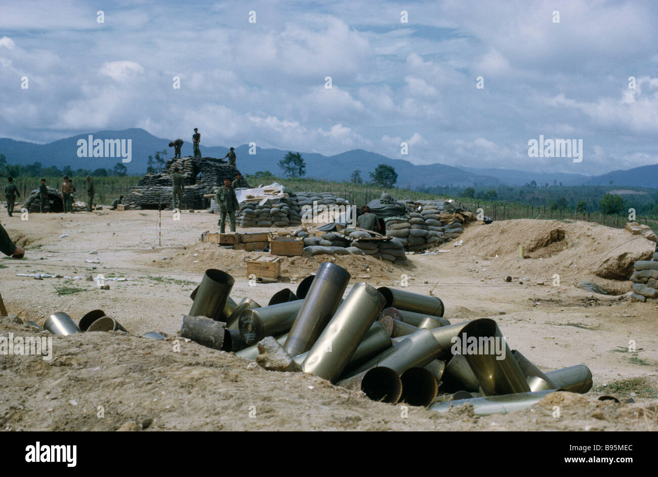 Guerra del Vietnam Highlands Centrali assedio di Kontum Montagnard i soldati in campo base con gusci vuoti da artiglieria pesante Foto Stock