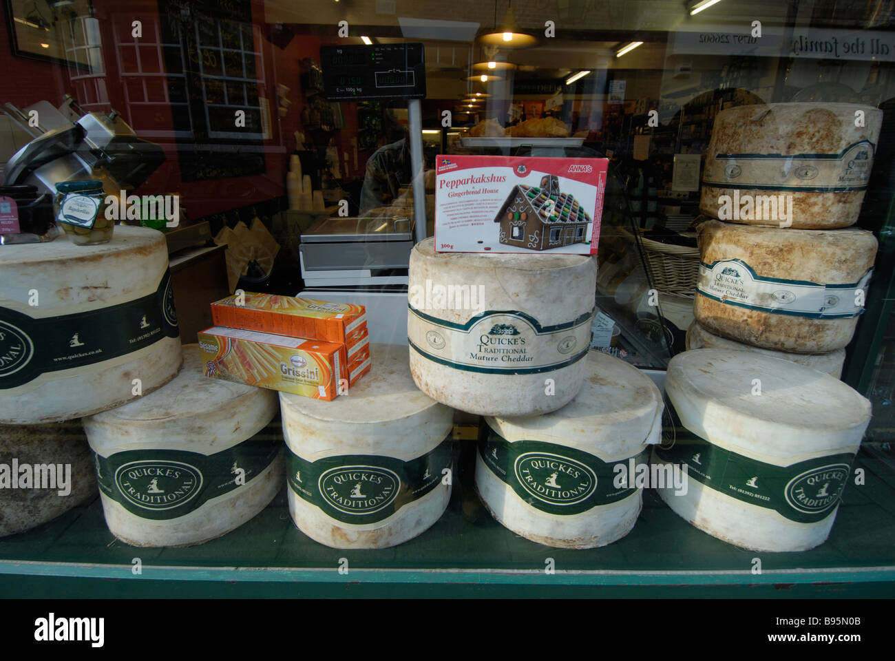 Turni tradizionale del formaggio in vetrina in Rye in Sussex Foto Stock