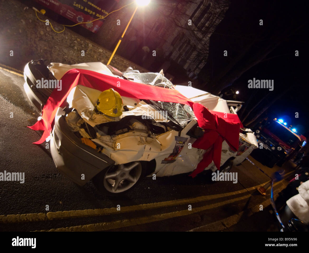 Il trasporto su strada, auto, auto disastrate avvolto in fiocco rosso come parte di una polizia anti bere Drive campagna per il periodo di Natale. Foto Stock