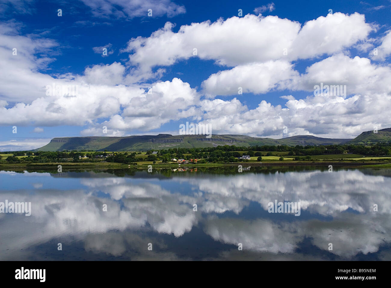 L'Irlanda, nella contea di Sligo Sligo Bay e Ben Bulben montagna da la periferia della città. Foto Stock