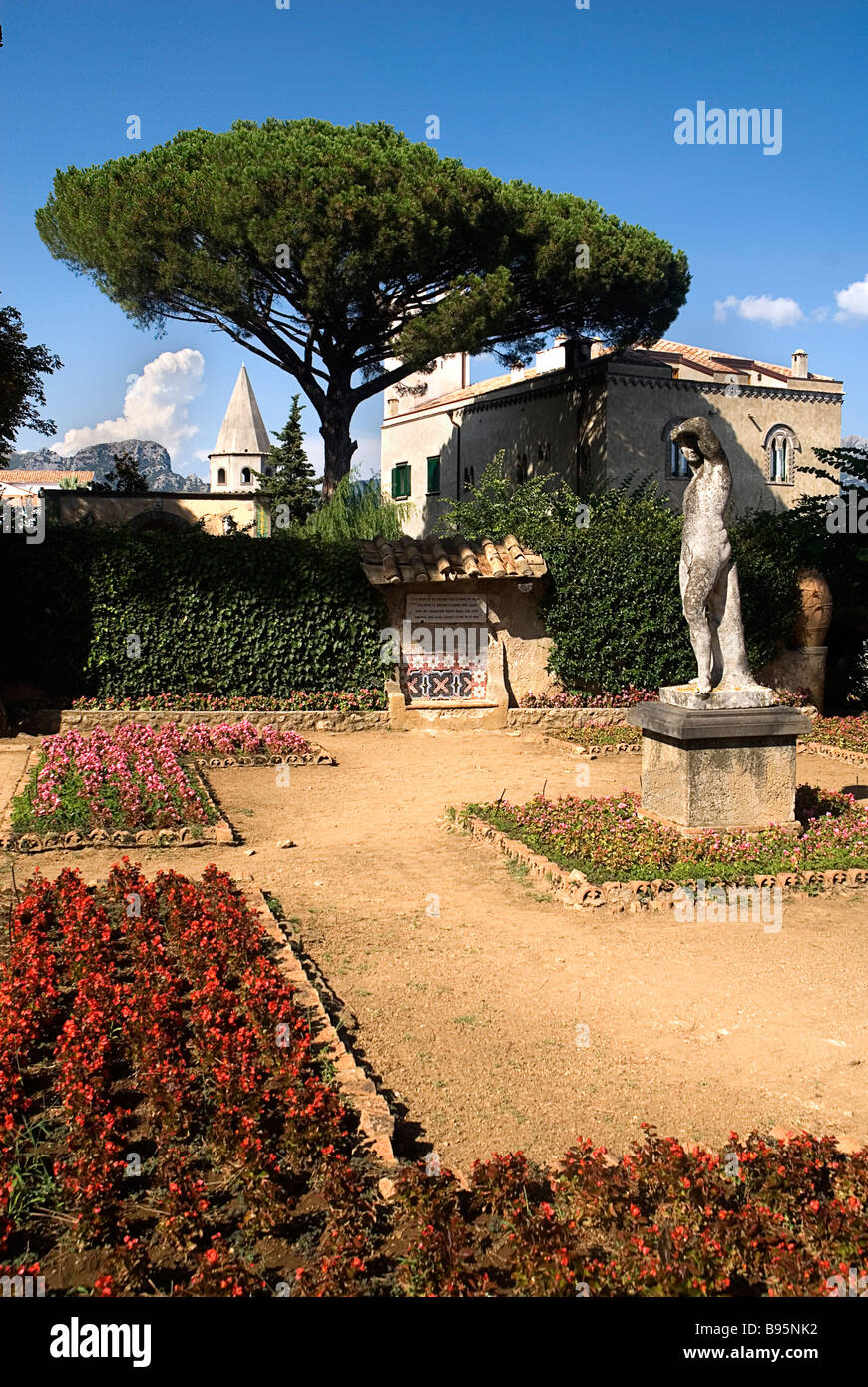 L'Italia, Campania, Salerno, Ravello, Villa Cimbrone. Statua in walled giardini formali con Villa Cimbrone dietro. Foto Stock