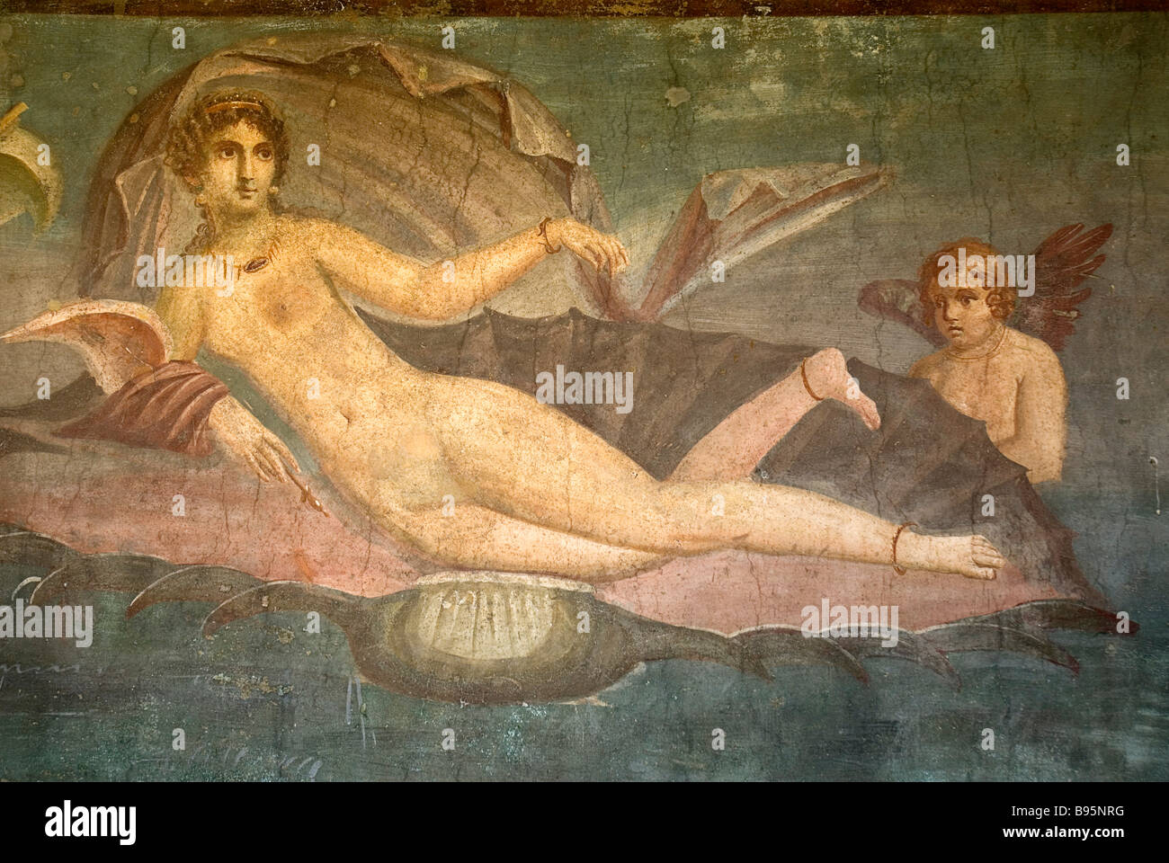 L'Italia, Campania, Napoli, Pompei. Affresco che dà il nome alla Casa di Venere raffigurante Venere in un semiguscio accompagnato da Cupido. Foto Stock