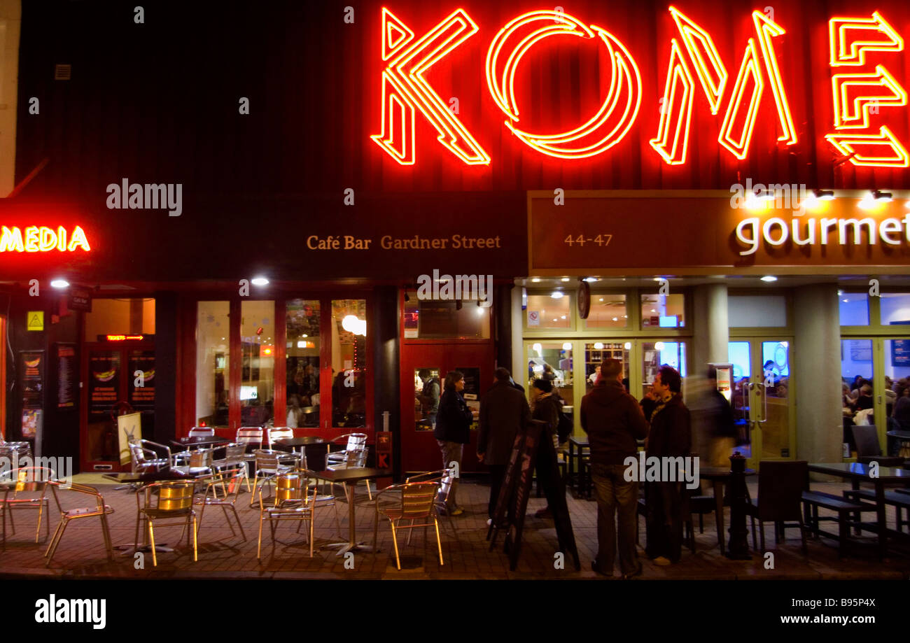 Inghilterra, East Sussex, Brighton esterno del Komedia Theatre, cafe e bar in Gardner Street. Insegna al neon. Foto Stock
