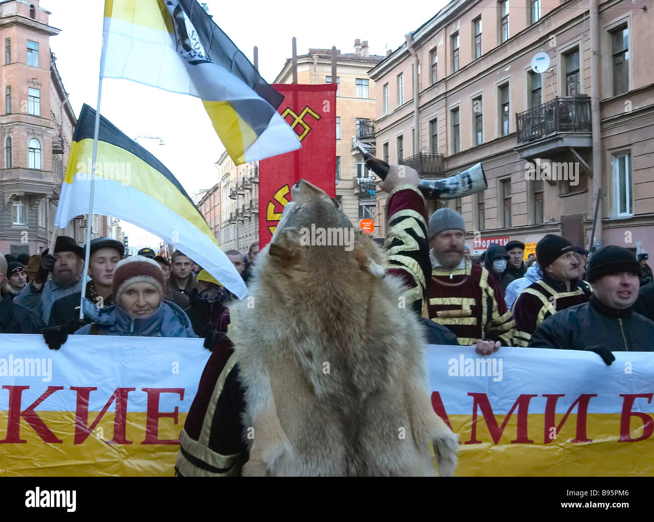 Un rally del russo marzo di nazionalisti a San Pietroburgo Foto Stock