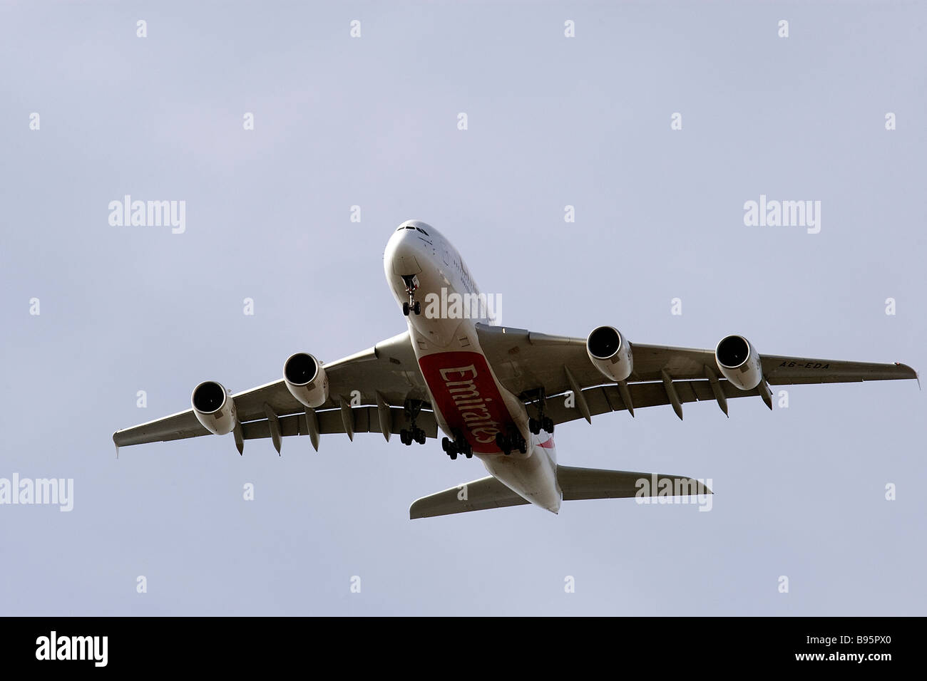 Emirates Airways nuovo Airbus A380 di lungo raggio degli aerei di passeggeri si prepara a terra presso l'aeroporto di Heathrow Foto Stock