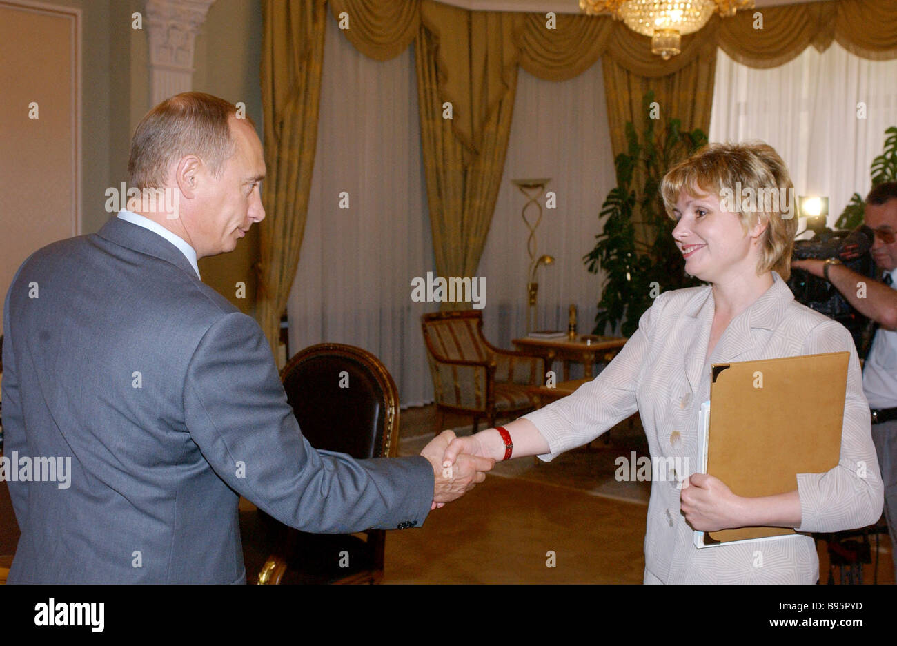 La Russia s il Presidente Vladimir Putin riceve Elena Gagarina musei del Cremlino di direttore generale a Novo Ogarevo paese presidenziali Foto Stock