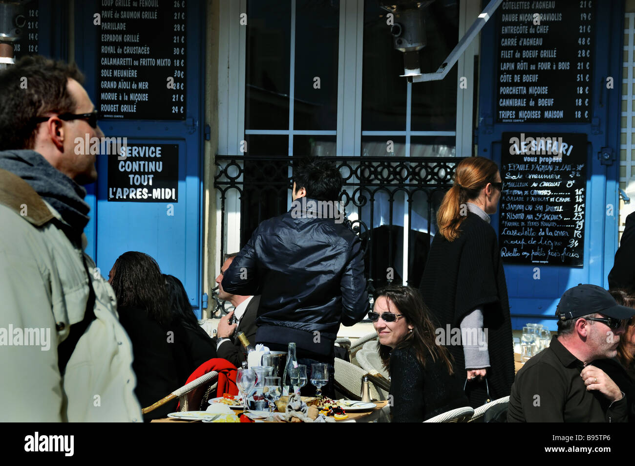 Nice France, French Cafe 'French Brasserie Restaurant' French Bar, terrazza affollata sul marciapiede del ristorante 'Cours Saleya' 'le Safari', zona sud della francia Foto Stock