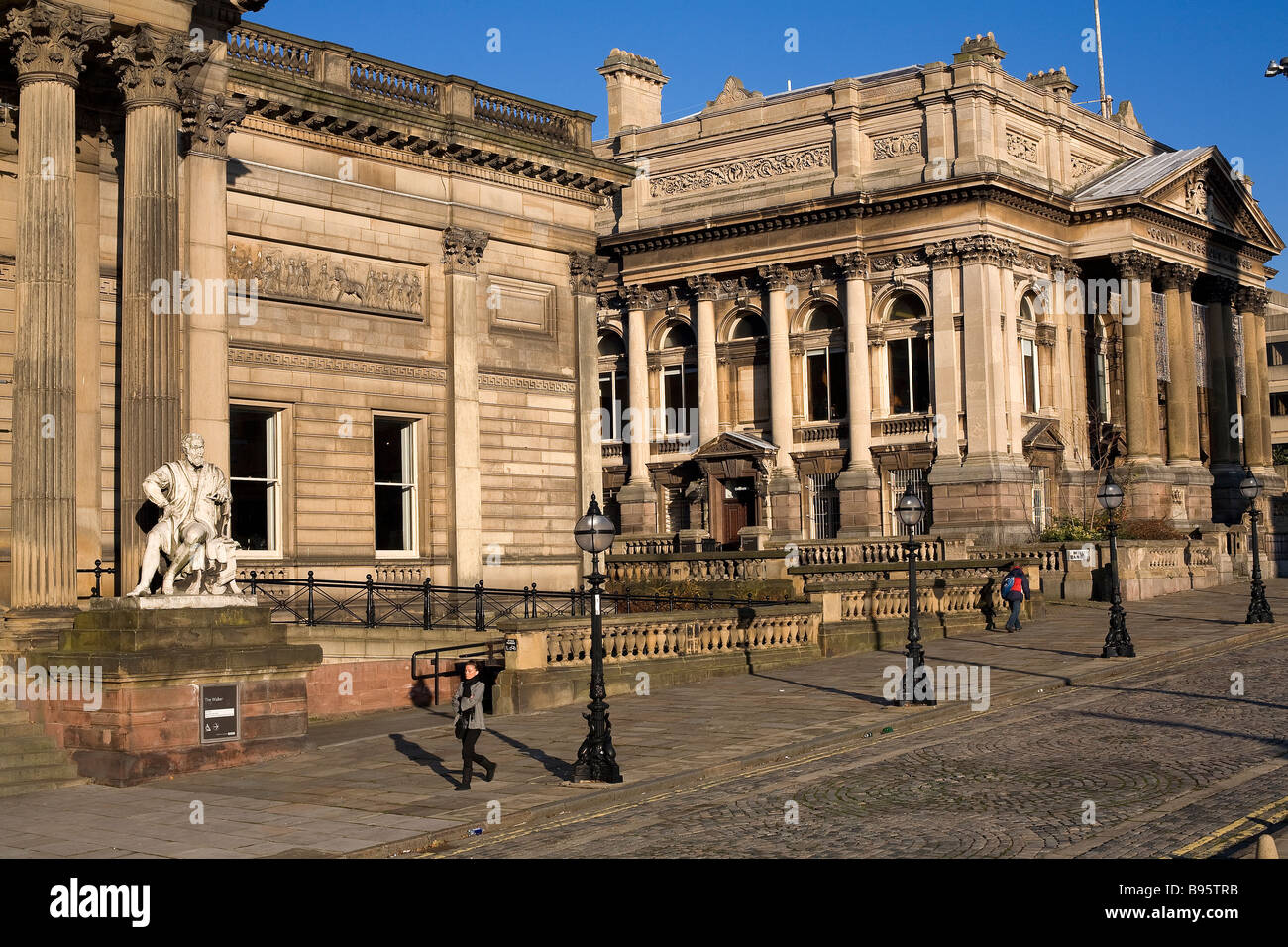 Regno Unito, Liverpool, William Brown Street, Walker Art Gallery, ingresso, Michelangelo statua e le sessioni di contea Foto Stock