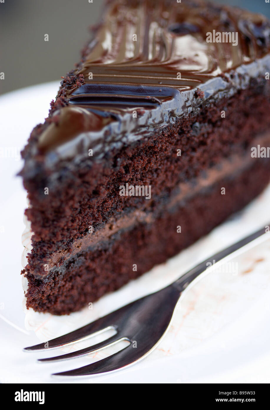 MALTA Mdina la città silenziosa e antica capitale. Fetta di Mdina, la famosa torta al cioccolato con una forcella sulla piastra a Fontanella sala da tè. Foto Stock