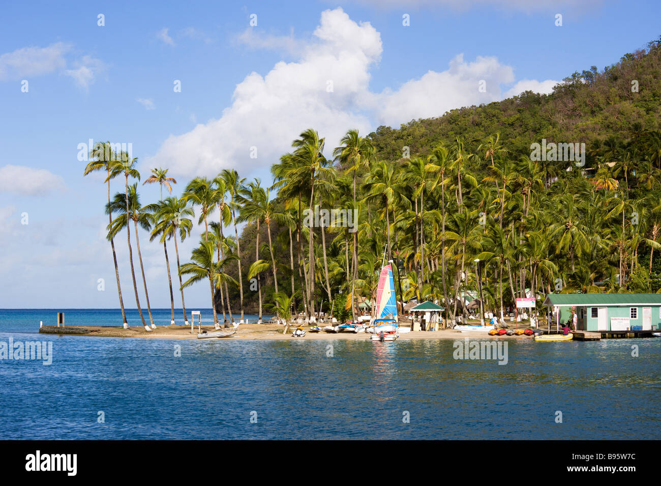 WEST INDIES Caraibi St Lucia Castries Marigot Bay Coconut alberata di spiaggia Beach Club in ingresso al porto naturale. Foto Stock