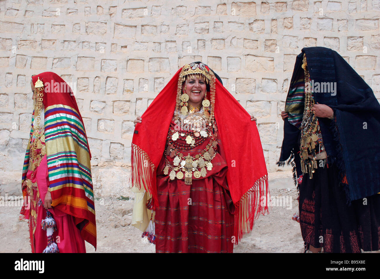 TUNISIA Africa del Nord Sahara tunisino Tozeur donne che indossano vestiti  tradizionali, golden gioielli e ornamenti per il matrimonio del deserto  Foto stock - Alamy