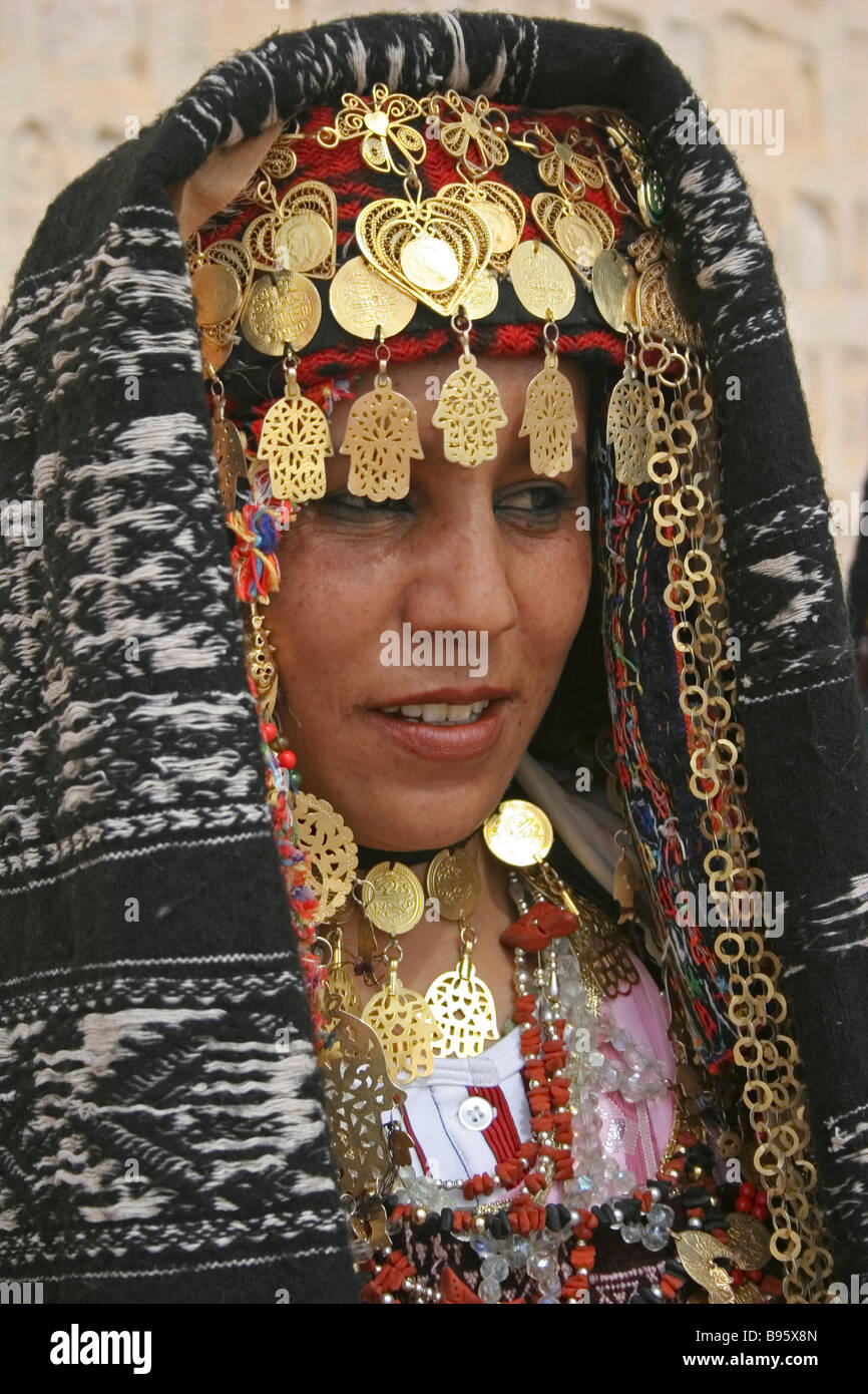 TUNISIA Africa del Nord Sahara Tozeur ritratto della sposa tunisino  indossando vestiti tradizionali, gioielli in oro e testa decorata vestire  Foto stock - Alamy