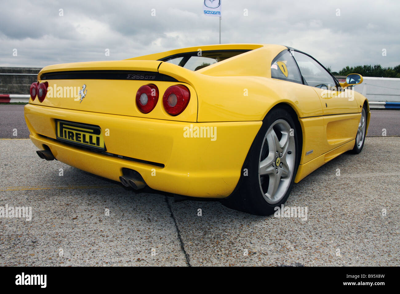 Una vista posteriore di un giallo Ferrari F355GTS sports racing car a Thruxton circuito Racing Foto Stock