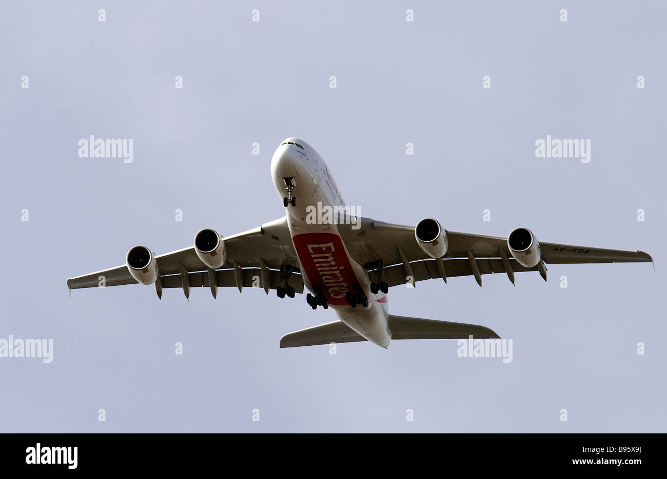 Emirates Airways nuovo Airbus A380 di lungo raggio degli aerei di passeggeri si prepara a terra presso l'aeroporto di Heathrow Foto Stock