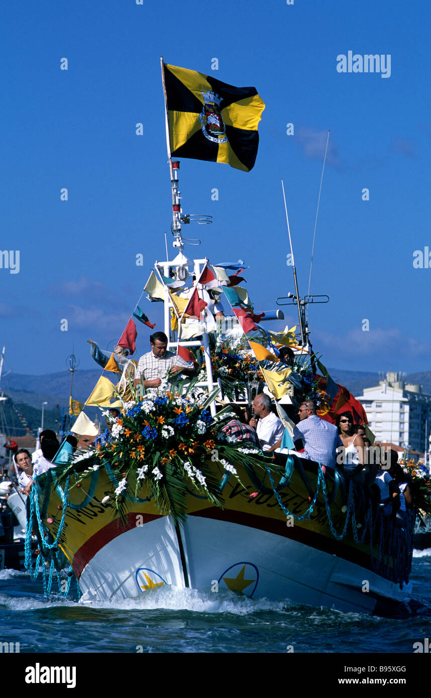 Un peschereccio che partecipano nella colorata Romaria de Nossa Senhora d'Agonia festeggiamenti a Viana do Castelo, Portogallo Foto Stock