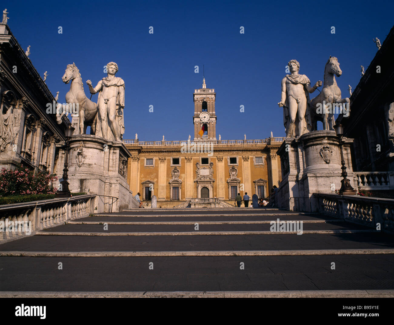 Italia Lazio Roma, Campidoglio. Palazzo Senatorio, sede del governo della  città, la facciata esterna con fasi di Michelangelo Foto stock - Alamy