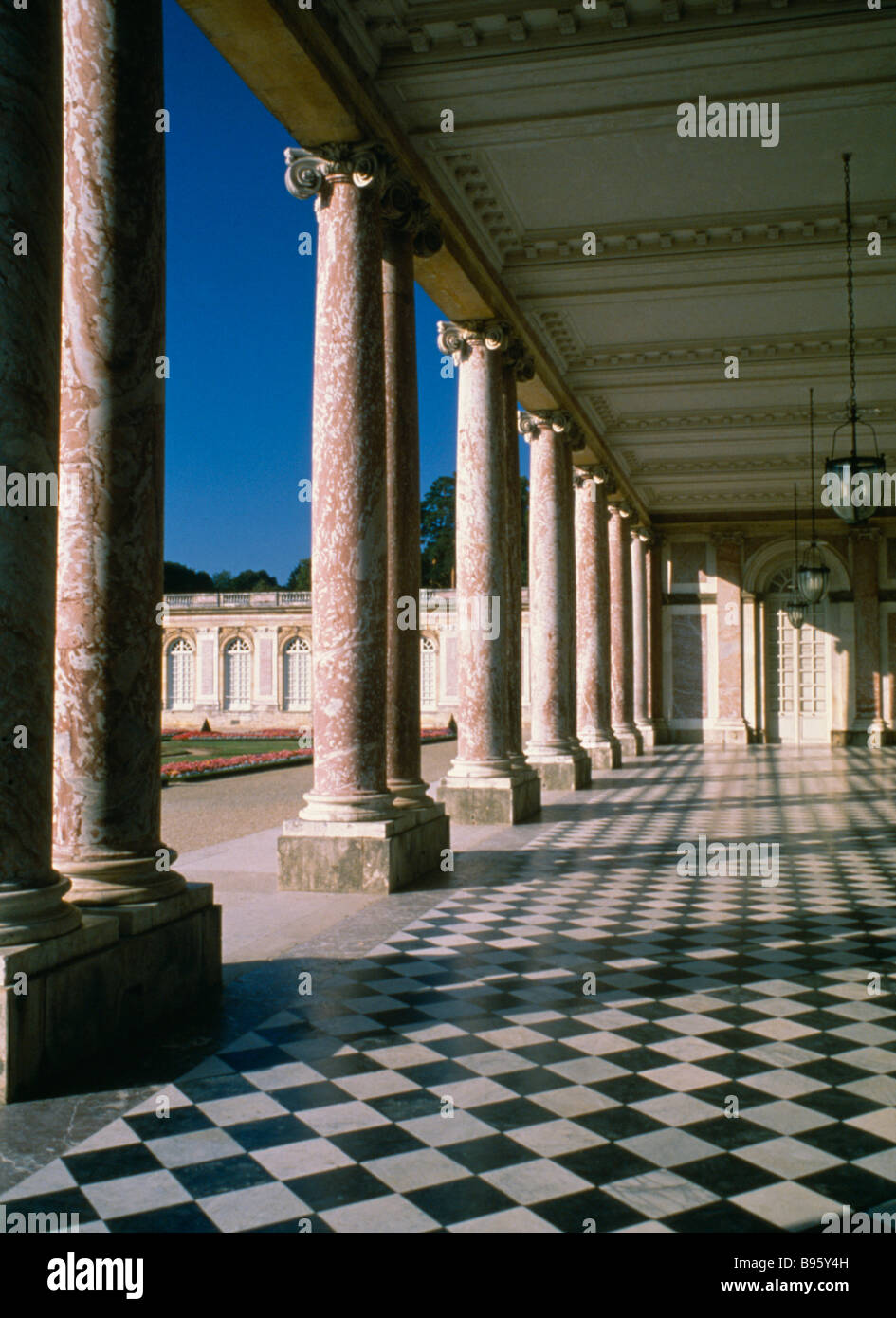 Francia Ile de France Parigi Il Palazzo di Versailles e colonne round cortile aperto del Grand Trianon Foto Stock