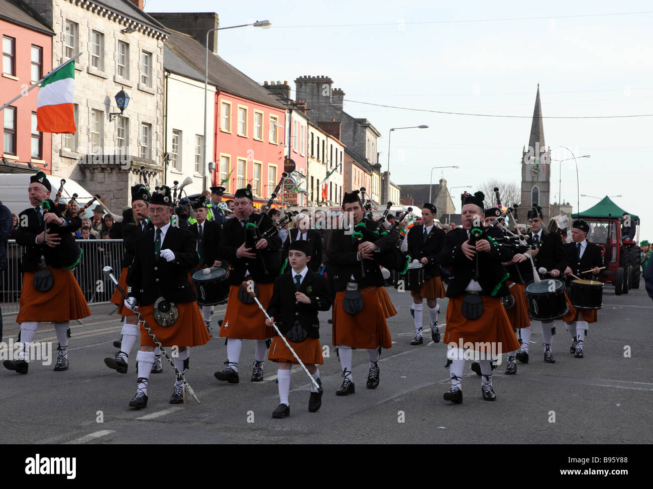Pipe Band di St Patrick s Day Parade Main Street Carrickmacross contea di Monaghan Irlanda Foto Stock
