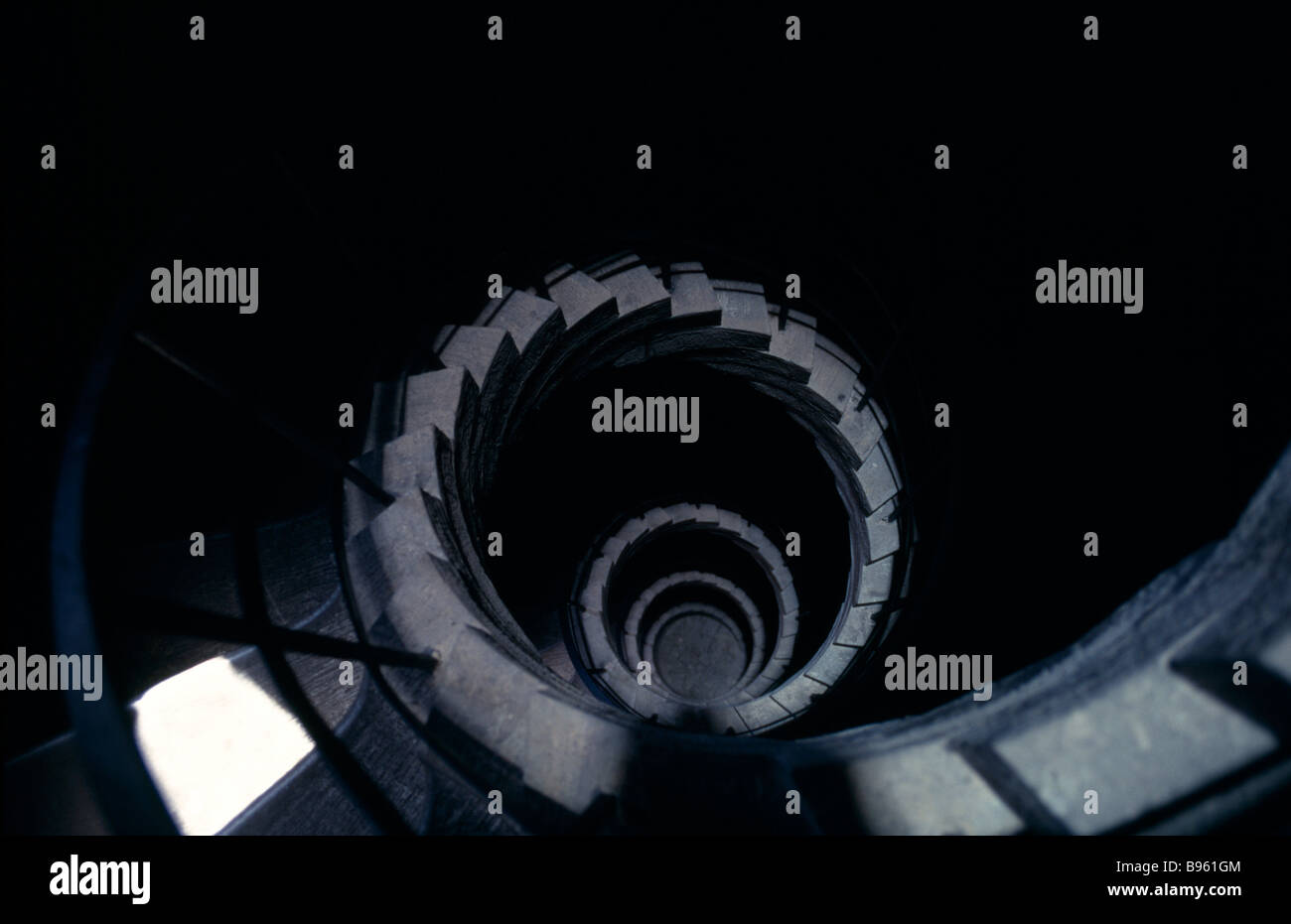 Italia Marche Urbino Palazzo Ducale. Angolo di visualizzazione guardando giù per una scala a spirale Foto Stock