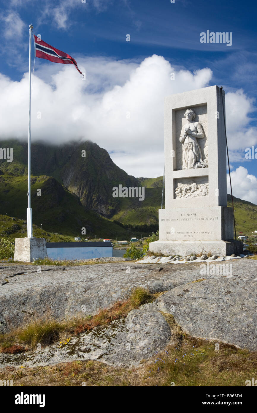 Il memorial è su un poggio di Ballstad, Vestvågøy, Lofoten, Nordland, Norvegia, Scandinavia, Europa Foto Stock