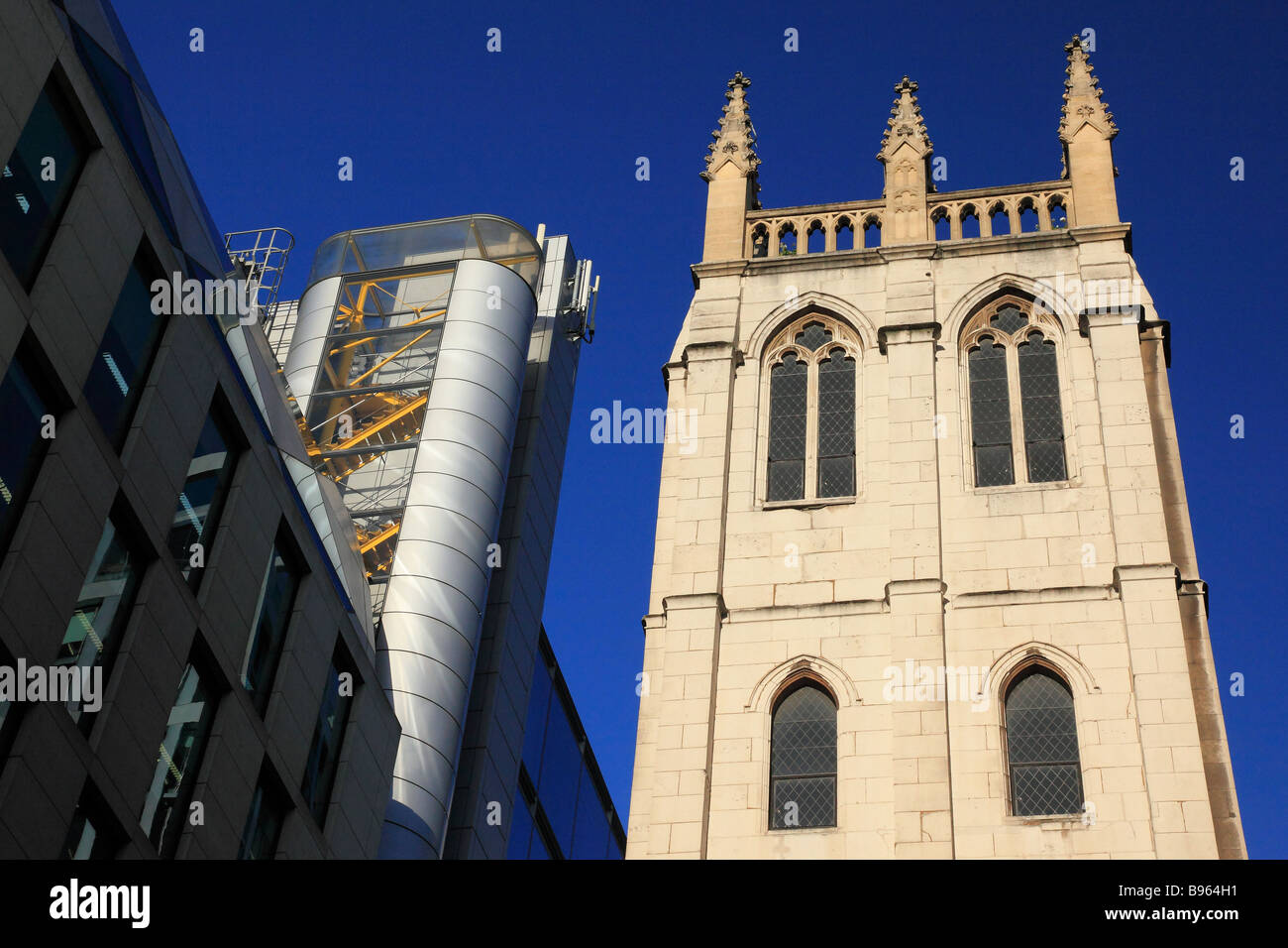 St Albans Chiesa torre e blocco di ufficio a 88 Wood Street, Londra, Inghilterra, Regno Unito Foto Stock