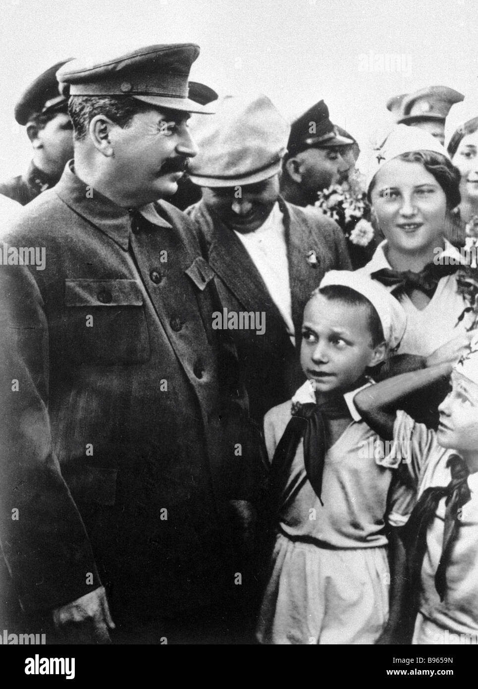 Joseph Stalin a sinistra tra i bambini presso l'aerodromo Tushino Foto  stock - Alamy