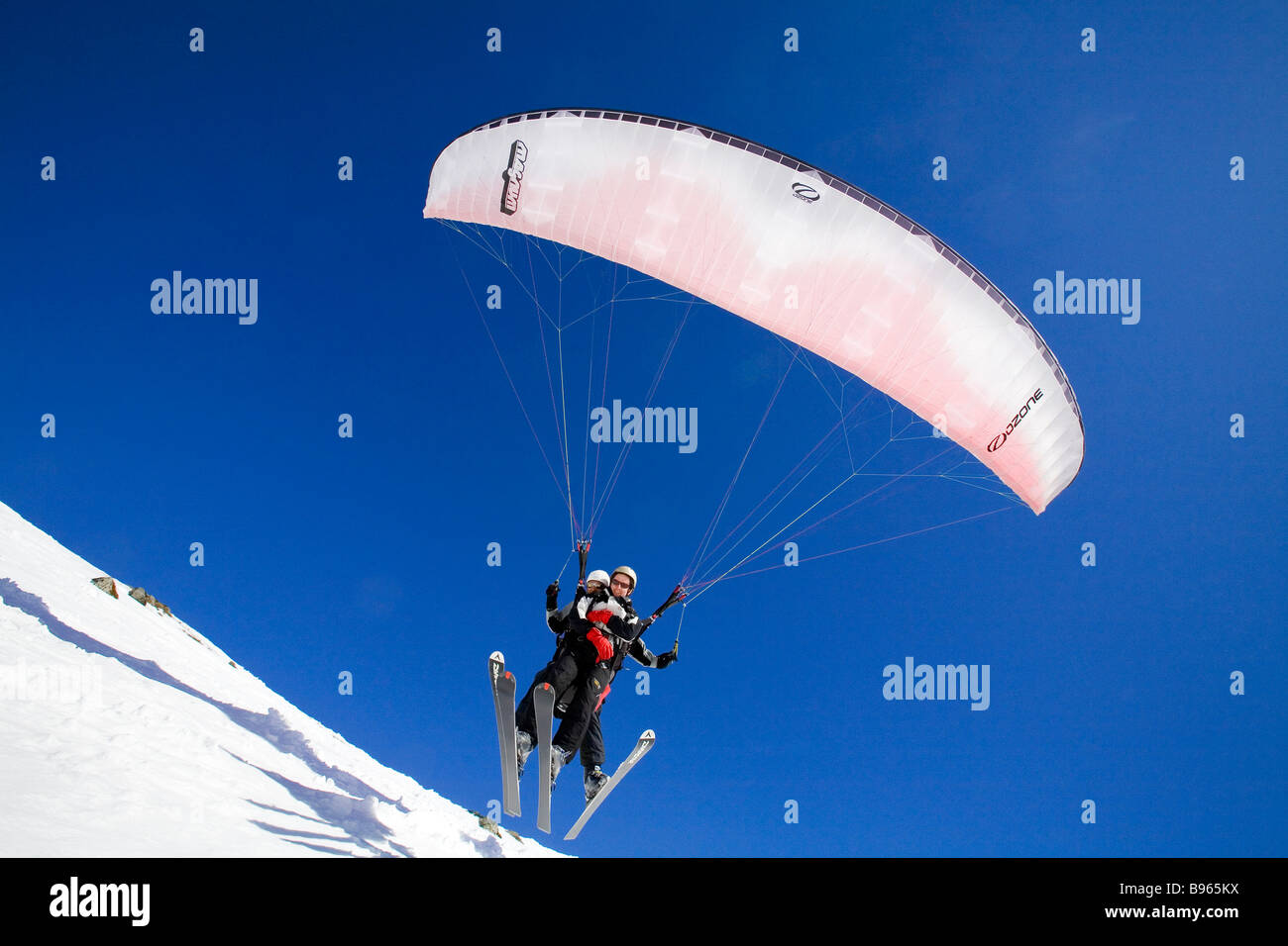 Francia, Savoie, Courchevel, Col de la Lozère (Lozère Pass), il primo parapendio volo con un istruttore dalla brigata theflying (FBI) Foto Stock