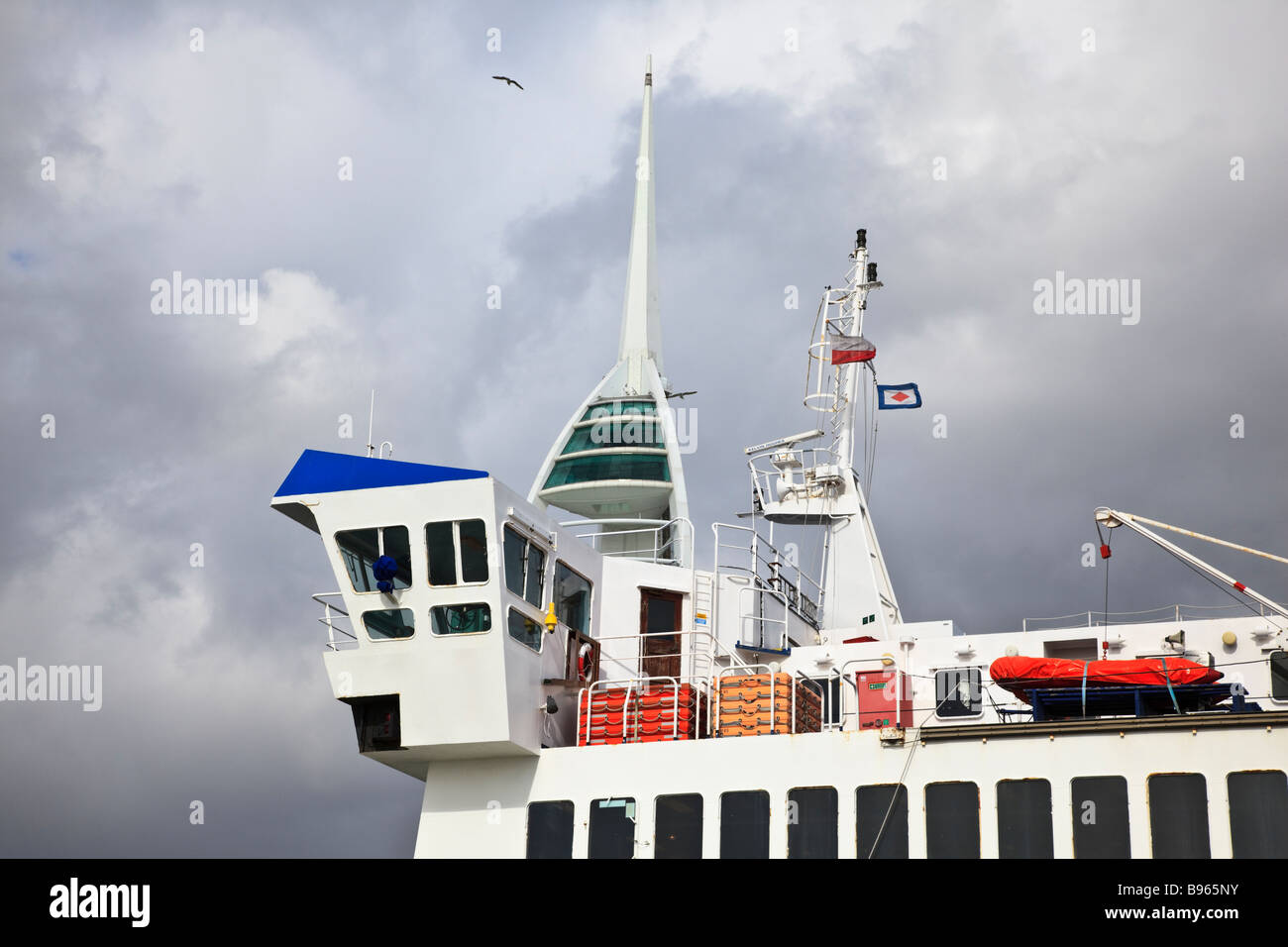 Ponte di collegamento di Wight Ferry di lasciare il porto di Portsmouth, con la Spinnaker Tower dietro Foto Stock