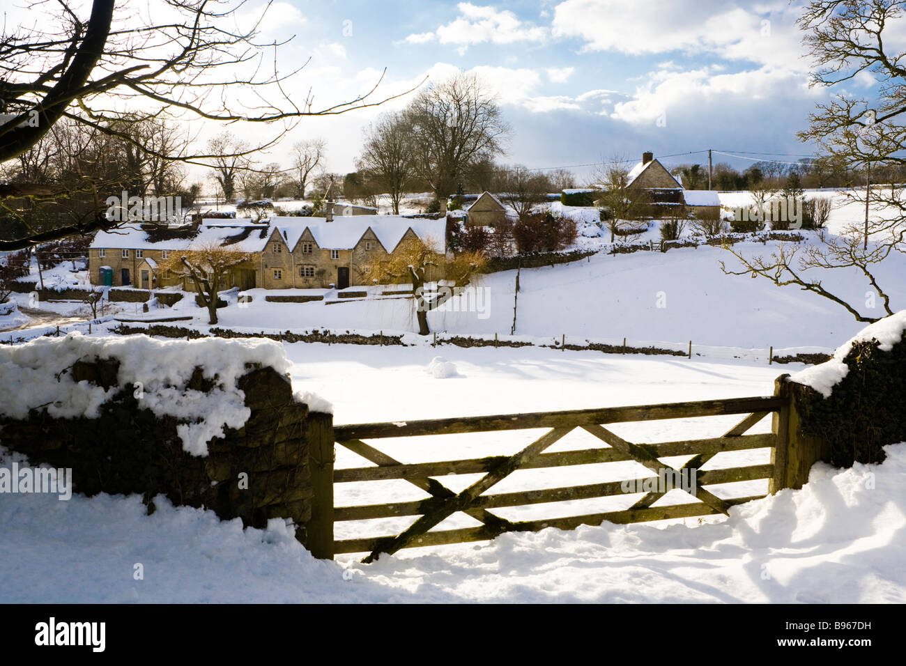 In inverno la neve al villaggio Costwold di Hampnet, Gloucestershire Foto Stock