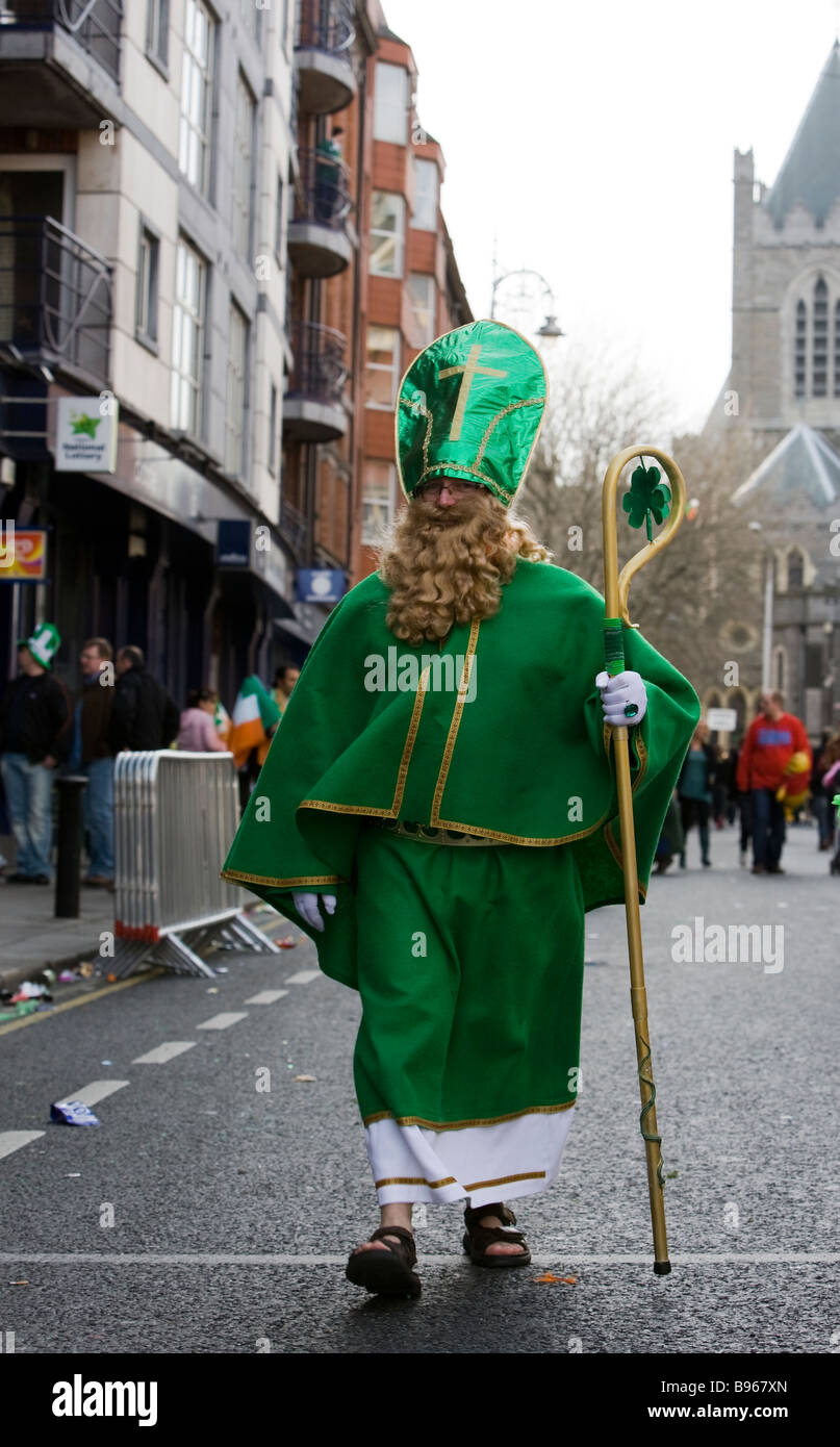 St Patrick che cammina per le strade di Dublino Dublino il giorno di San Patrizio 2009 Foto Stock