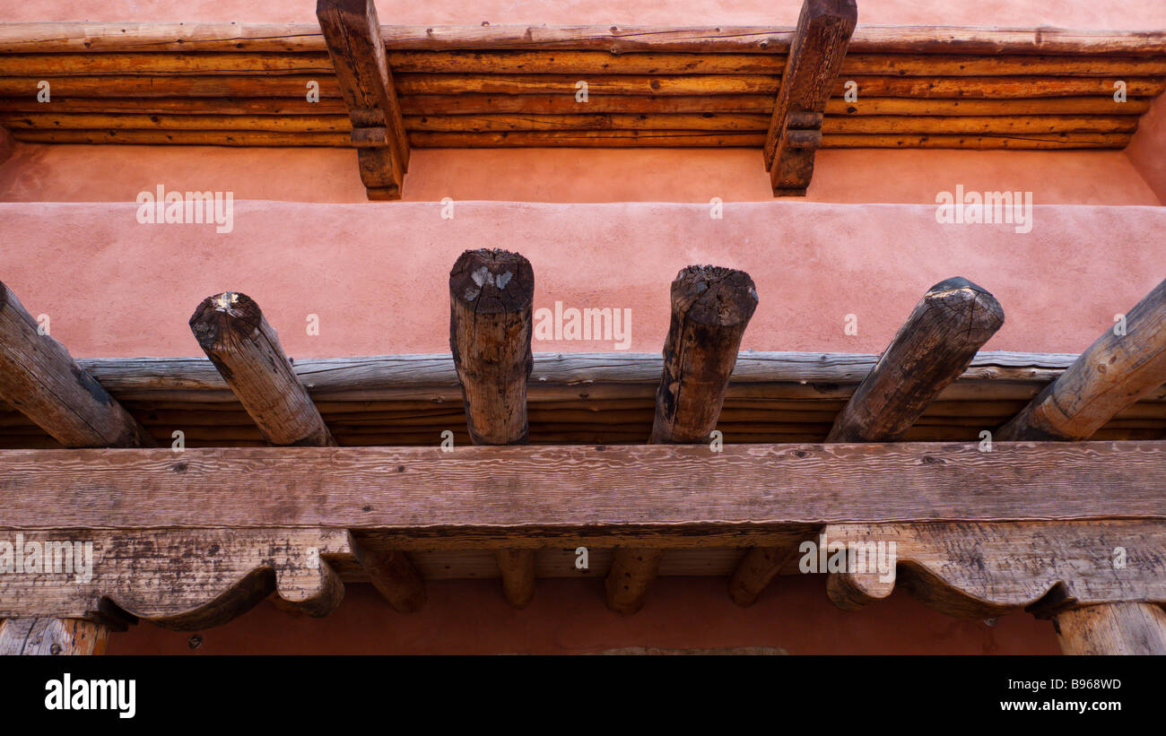 Dettaglio del legno e adobe tetto, al Painted Desert Inn nel Deserto Dipinto Parco Nazionale in Arizona Foto Stock