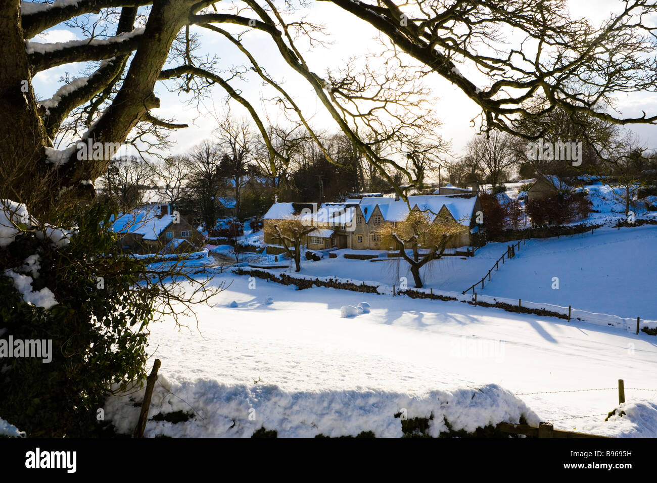 In inverno la neve al villaggio Costwold di Hampnet, Gloucestershire Foto Stock