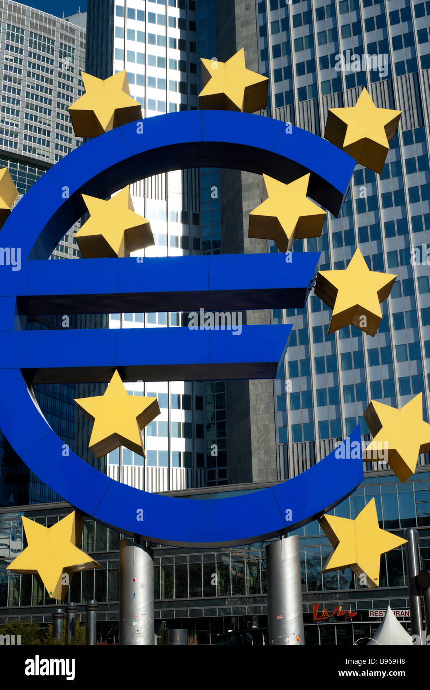 Simbolo Euro davanti alla Banca centrale europea di Francoforte Foto Stock