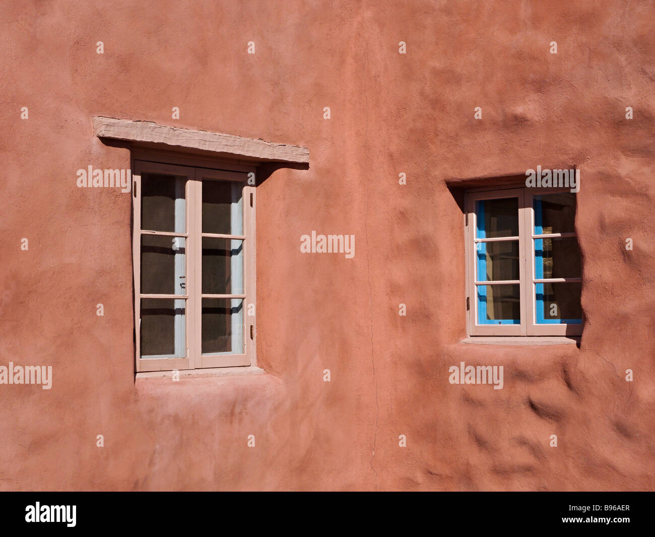 Due finestre in legno in un rosso adobe parete presso il Painted Desert Inn in Arizona USA Foto Stock