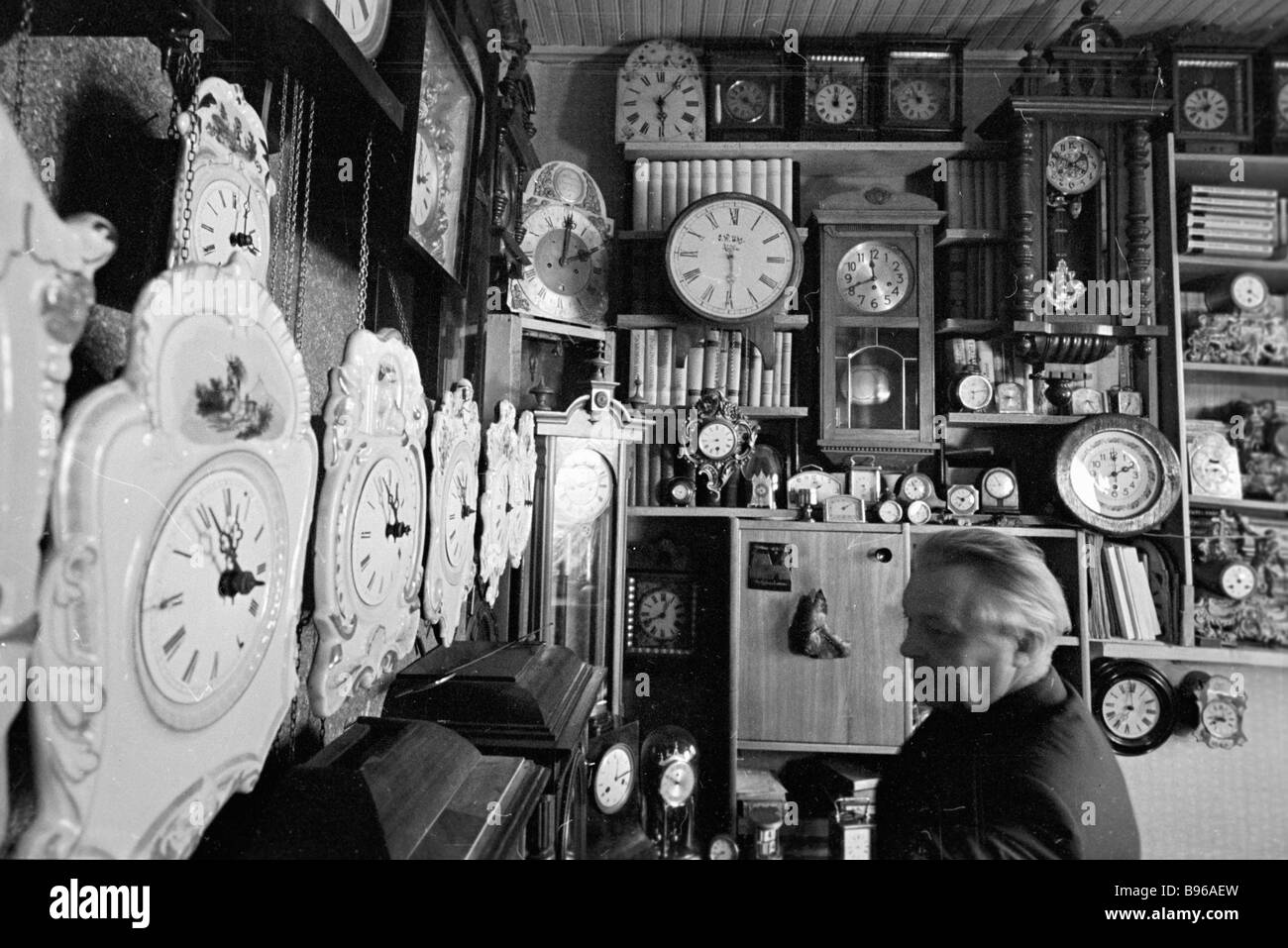 Orologiaio Herman Kijtsak mostra la sua collezione di vecchi orologi Foto  stock - Alamy