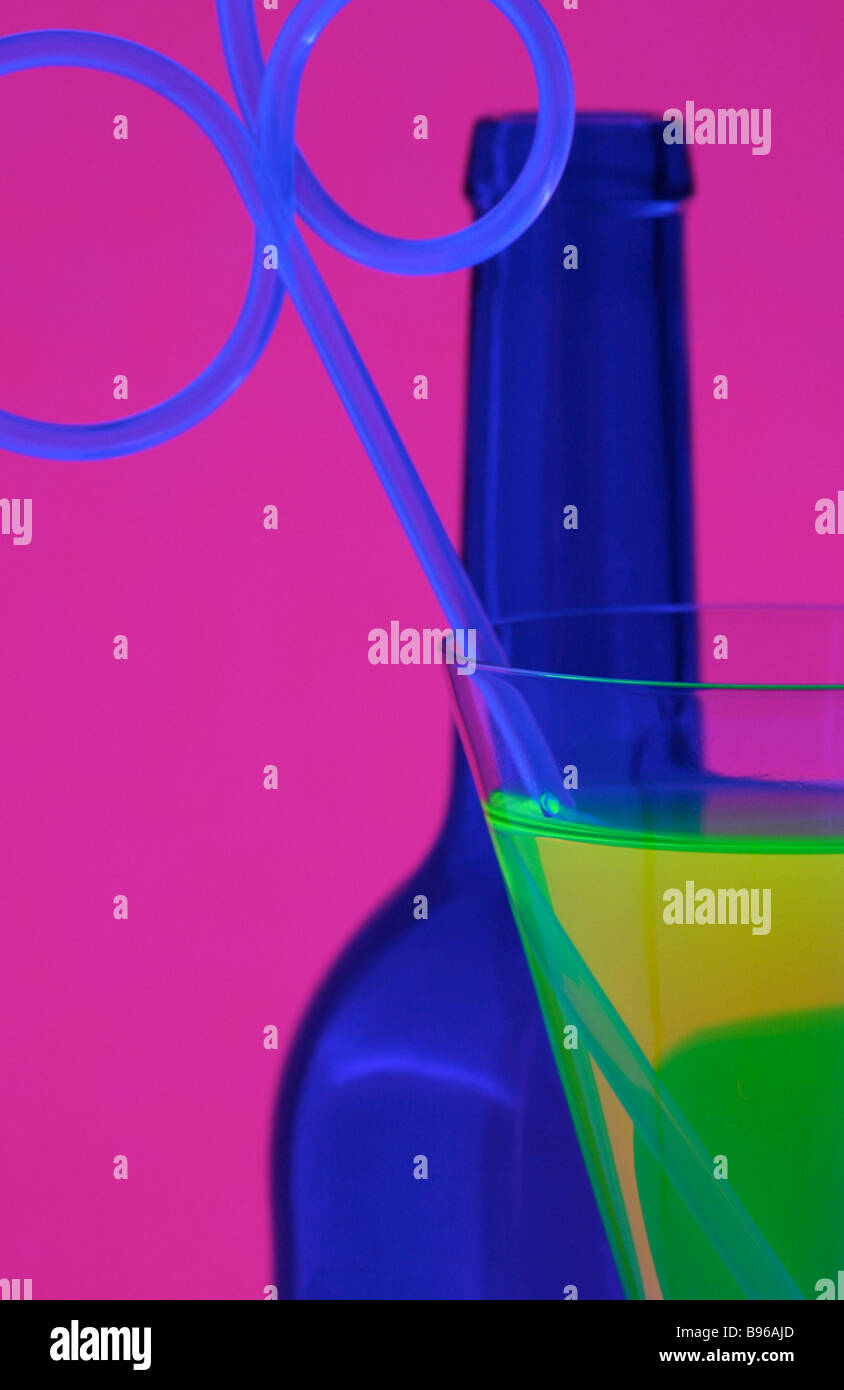 Ultra Violet cocktail vetro e bottiglia Foto Stock