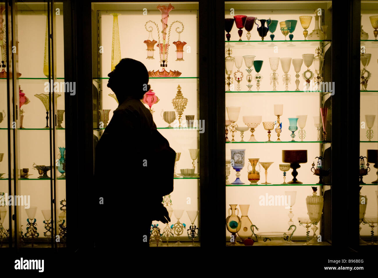 Silhouette donna godendo della vetreria display a Corning museo del vetro Corning New York Finger Lakes Steuben County Foto Stock