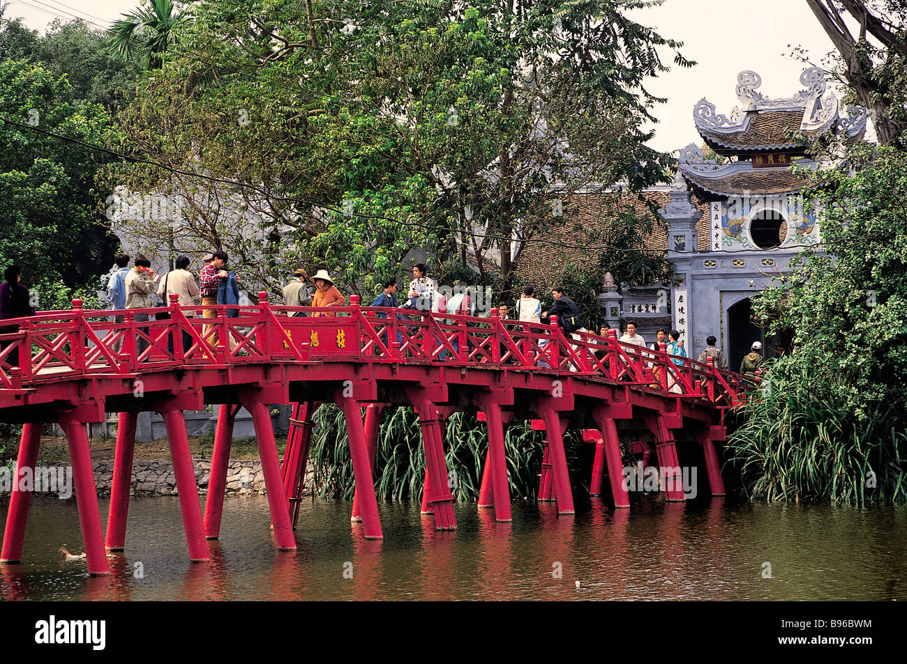 Il Vietnam, Hanoi, Città Vecchia, Huc ponte sopra il Lago Hoan Kiem (Lago del restaurato spada) e Ngoc Son Pagoda (Giada Mountain Foto Stock