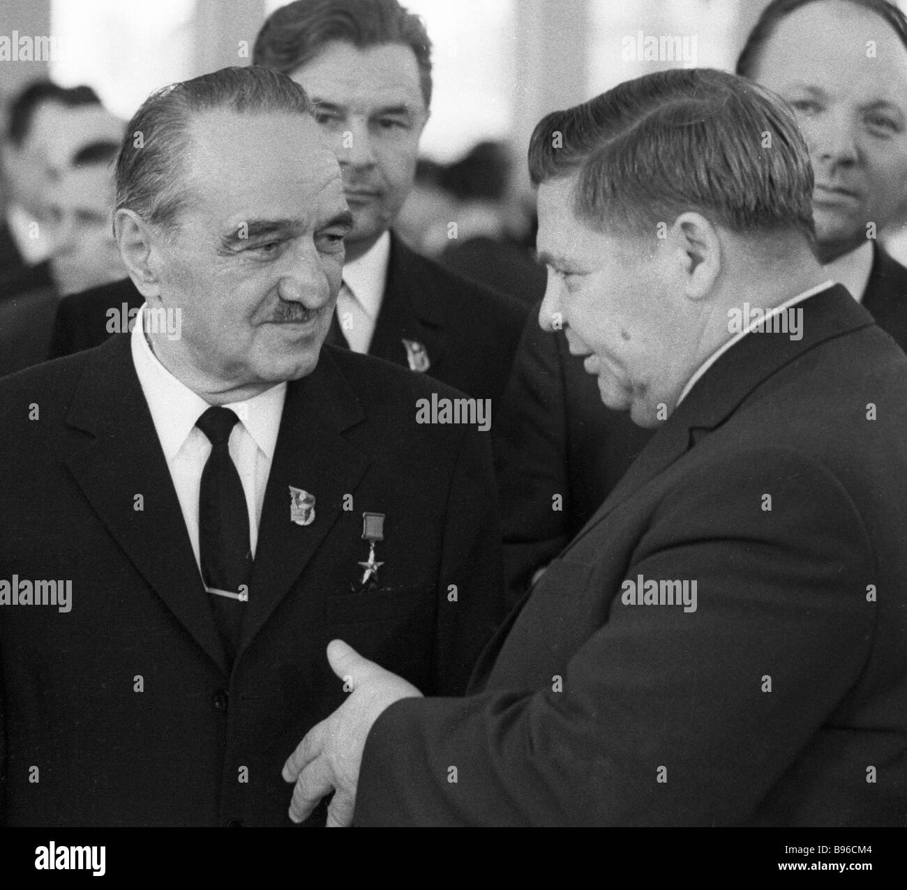 Anastas Mikoyan dell'URSS Soviet supremo presidio del Parlamento europeo a  sinistra e Alexander Ishkov URSS Ministro della pesca presso il soviet Foto  stock - Alamy