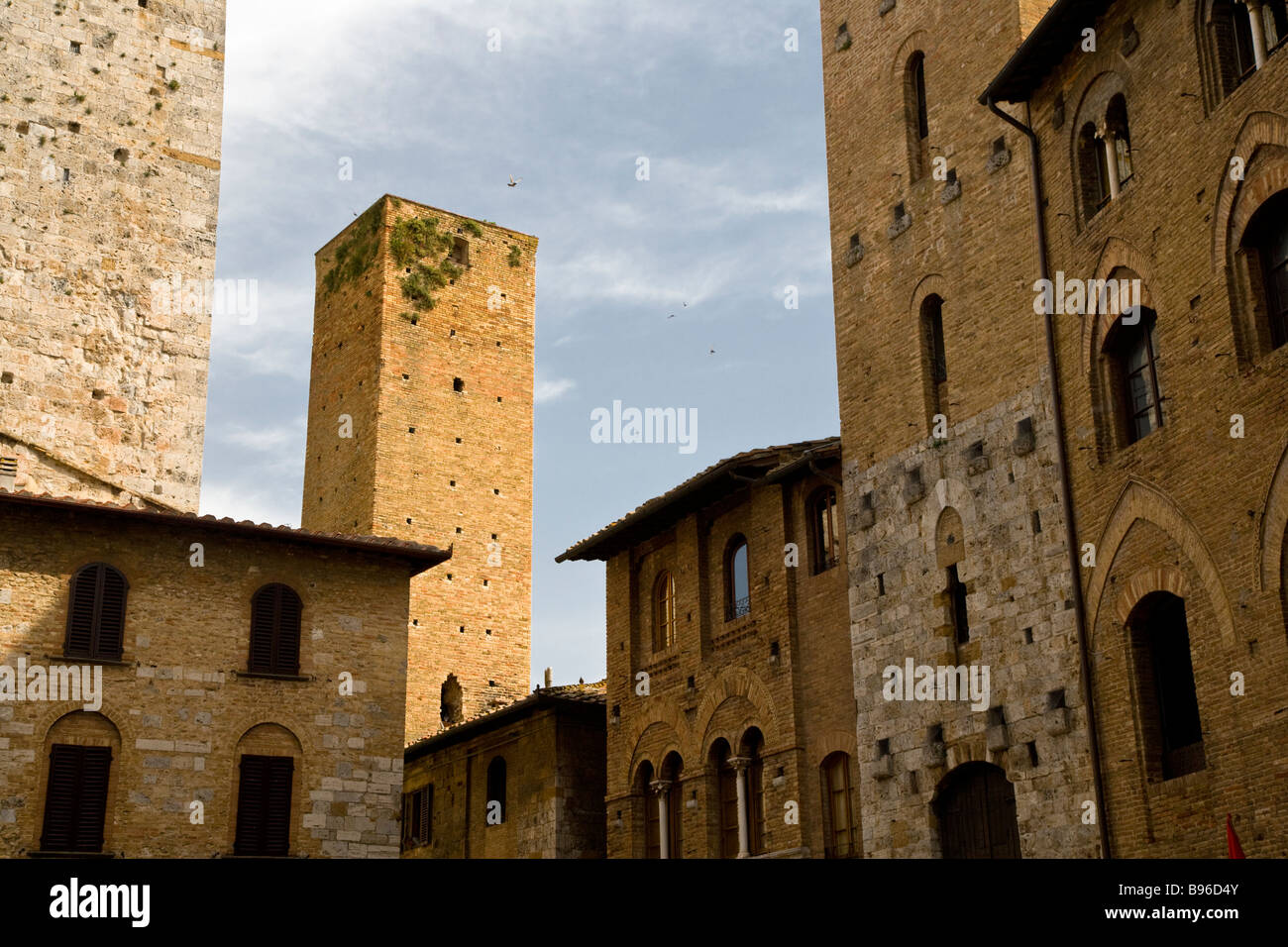 Il Towers & edifici che circondano la Piazza delle Erbe, San Gimignano, Toscana, Italia. Foto Stock