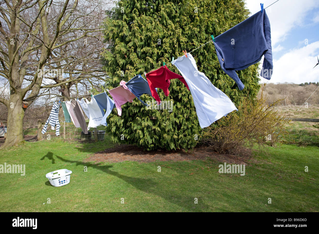 Linea di lavaggio con stendibiancheria nel vento Costwolds REGNO UNITO Foto Stock