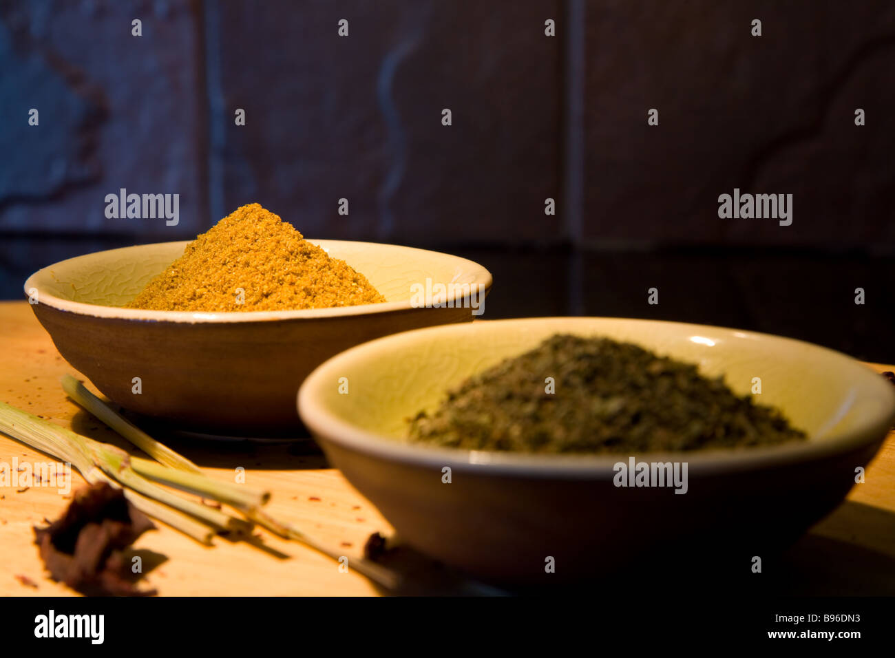 Due ciotole di spezie - menta e zenzero su legno scheda di preparazione. Foto Stock