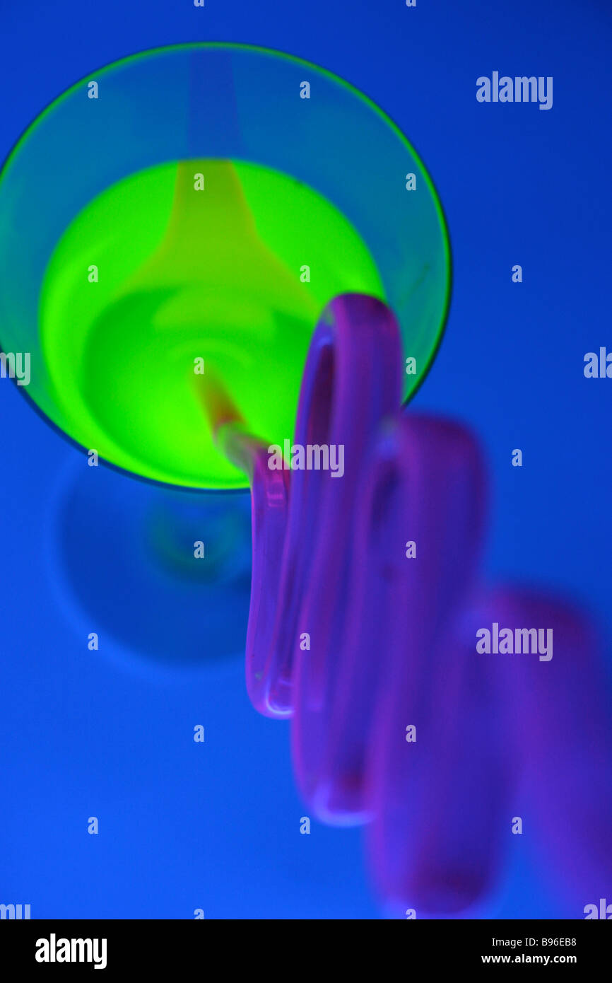 Ultra Violet cocktail con paglia rosa Foto Stock