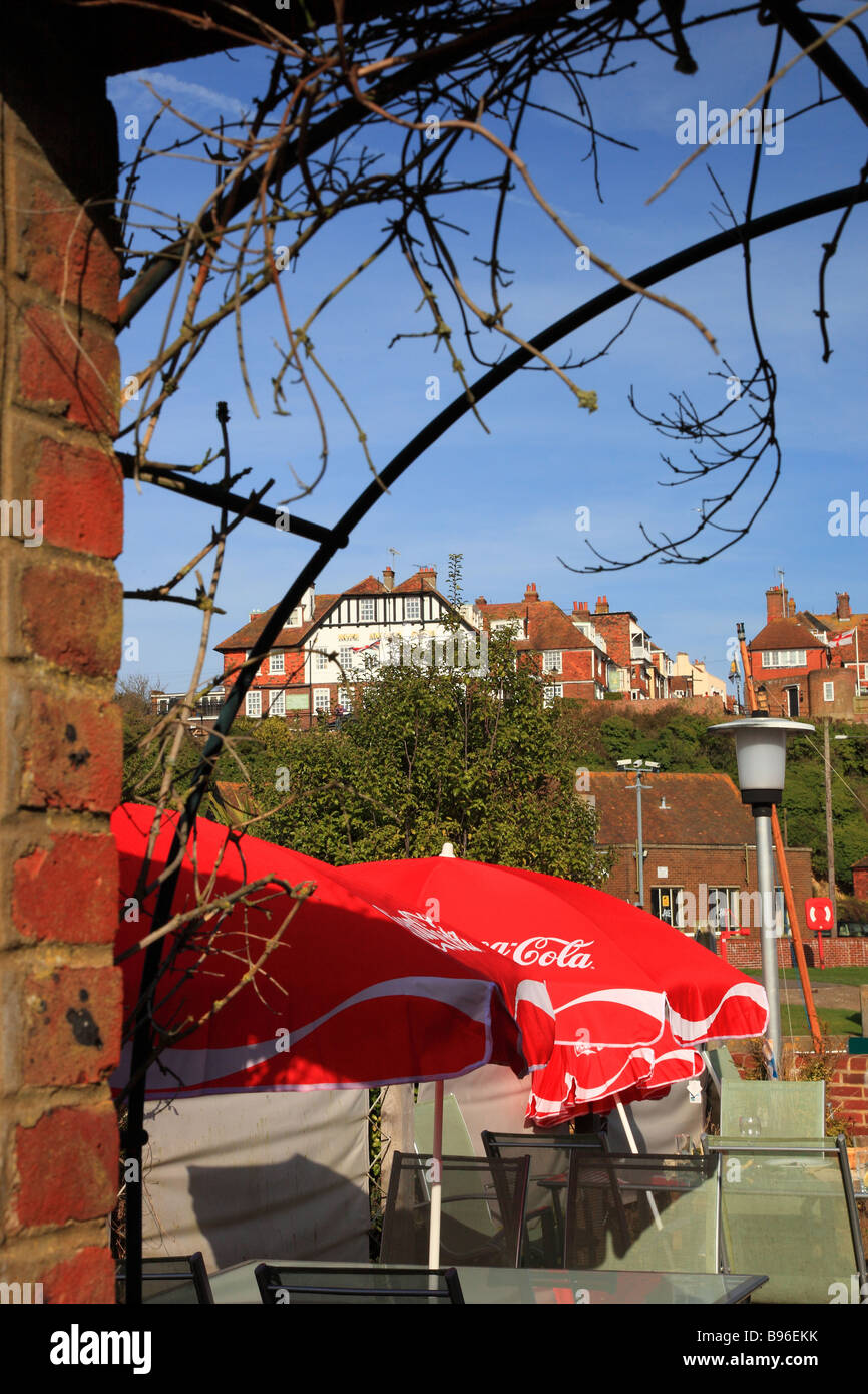 Red cafe parasol e segala town East Sussex England Foto Stock