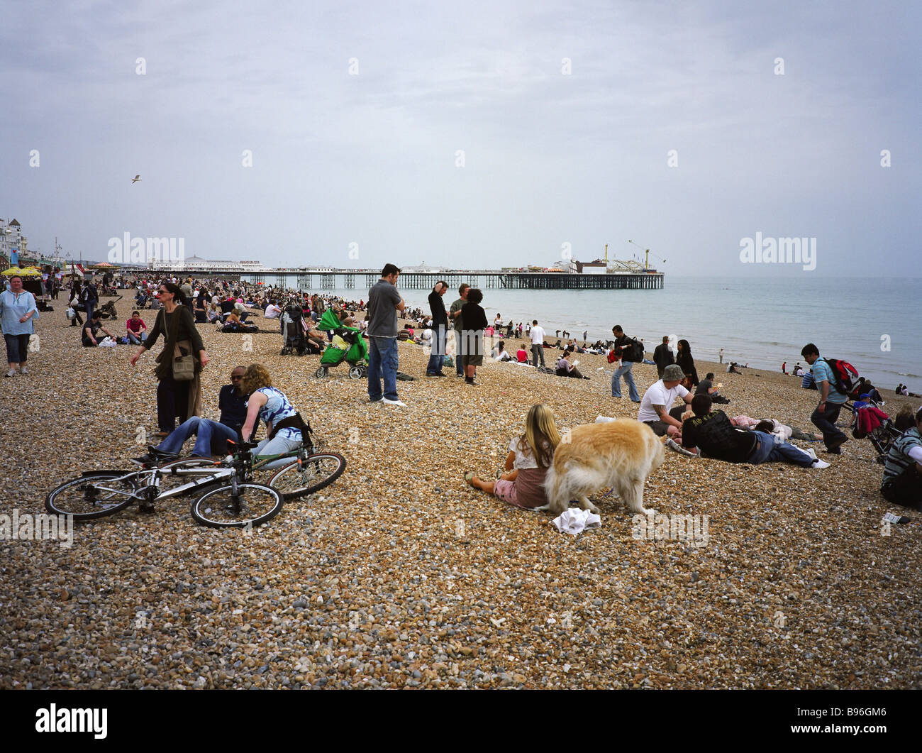 La spiaggia di Brighton su un nebuloso caldo pomeriggio estivo Foto Stock