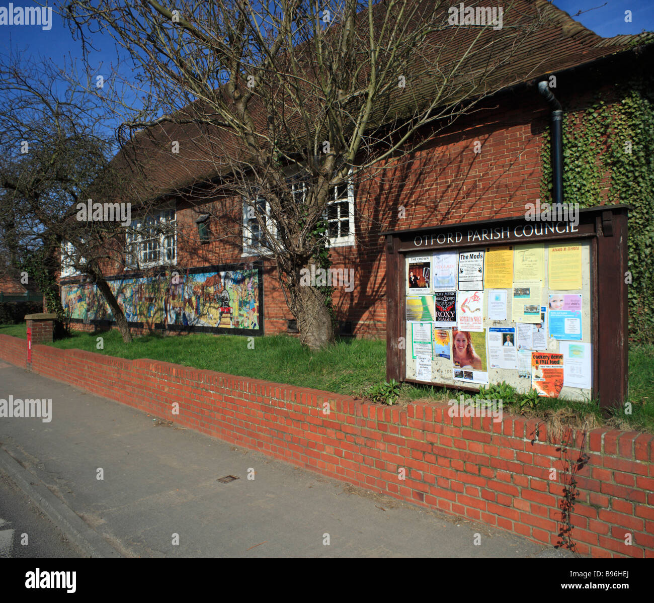 Otford consiglio parrocchiale bacheca al di fuori del villaggio hall. Otford, Kent, Inghilterra, Regno Unito. Foto Stock