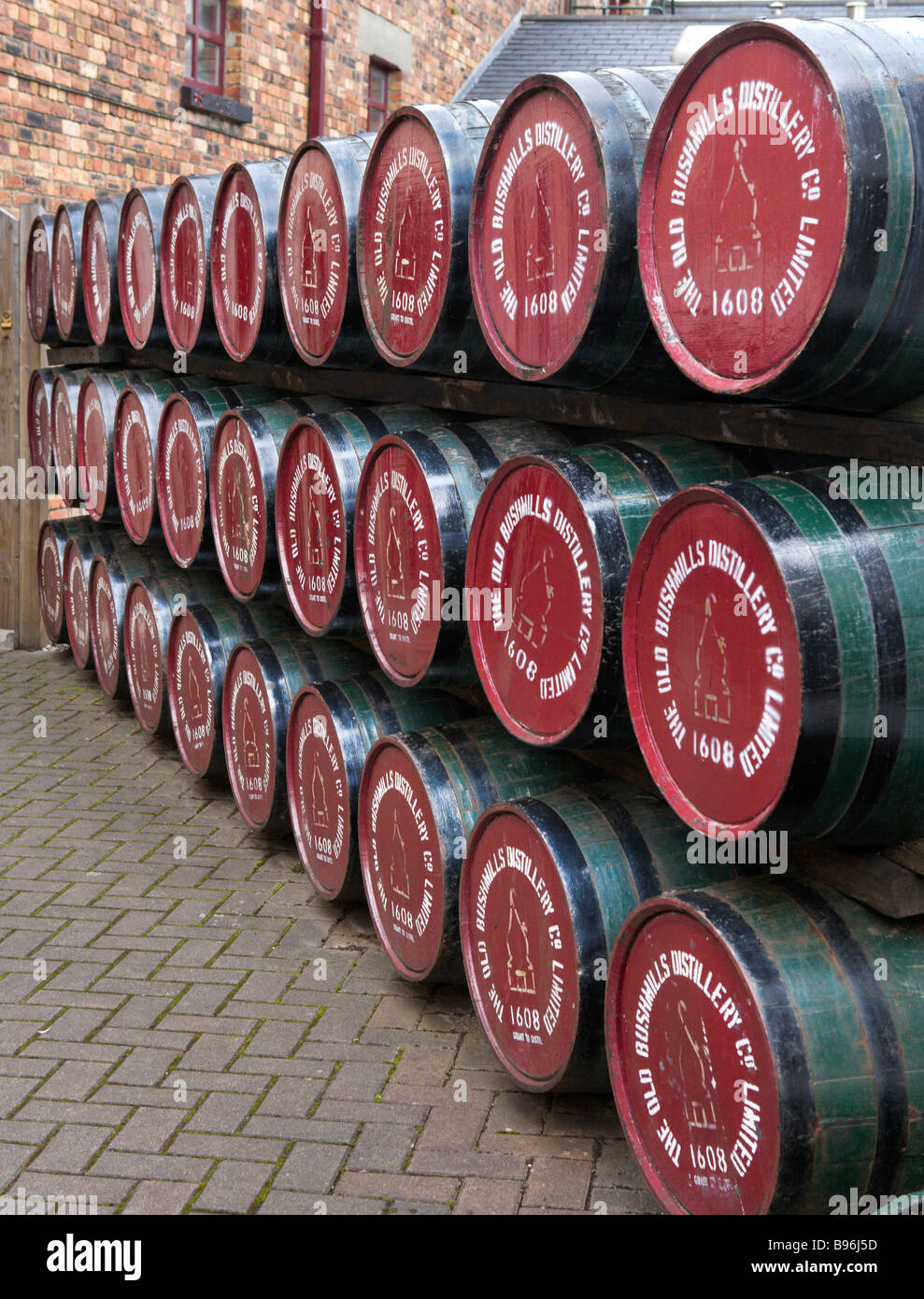 Il whiskey di barili al Old Bushmills Distillery, Bushmills, County Antrim, Irlanda del Nord Foto Stock