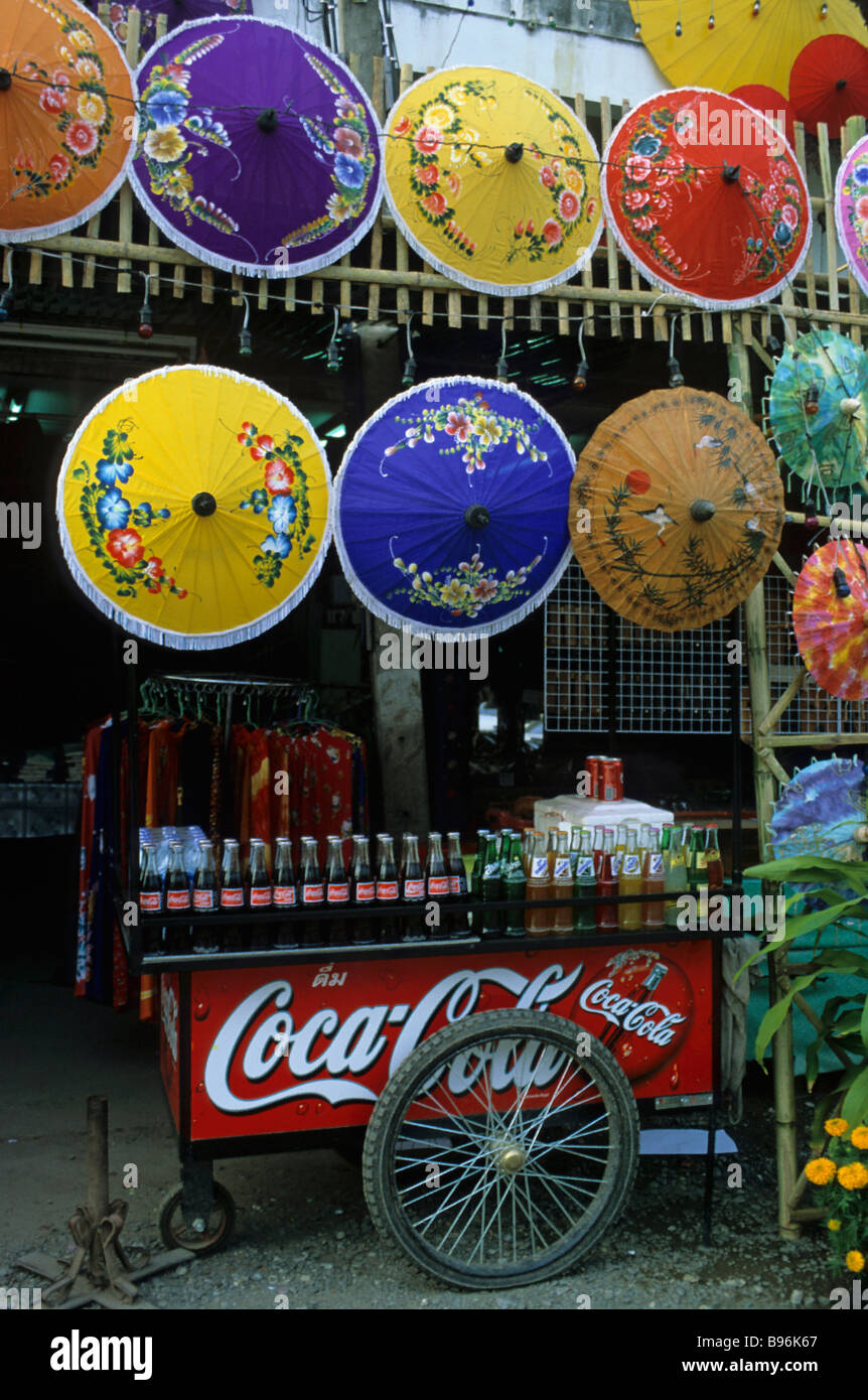 Coca Cola carrello a ombrello Borsang festival, Chiang Mai, Thailandia del Nord Foto Stock