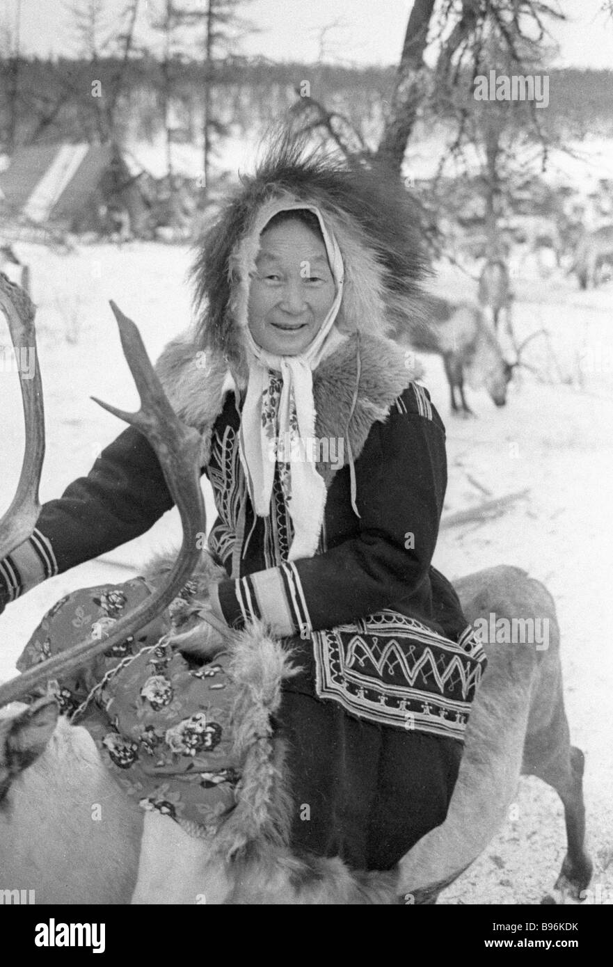 Un Yakut donna in costume nazionale su una renna Foto stock - Alamy